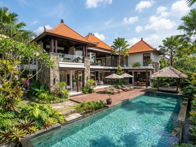 Rumah contoh bergenteng jingga dengan halaman samping yang lebih lebar.